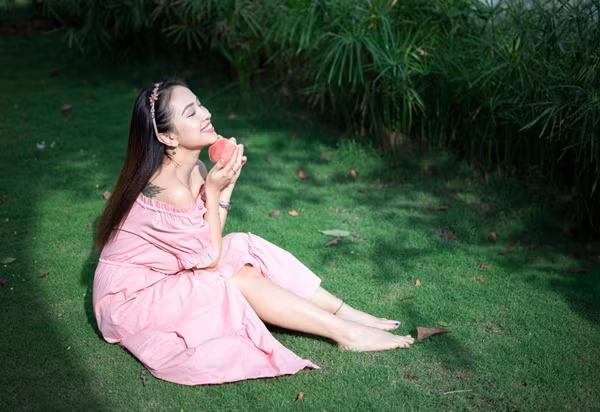Sau lần đổ vỡ hôn nhân đầu tiên, Thanh Vân hiện tại hạnh phúc bên người bạn đời mới của mình. Bằng chứng là trong các bộ ảnh gần đây, nữ MC luôn nở nụ cười rạng rỡ, thần sắc hạnh phúc, viên mãn. Sự quan tâm, sẻ chia và thấu hiểu của ông xã mang lại cho cô cảm giác bình yên.