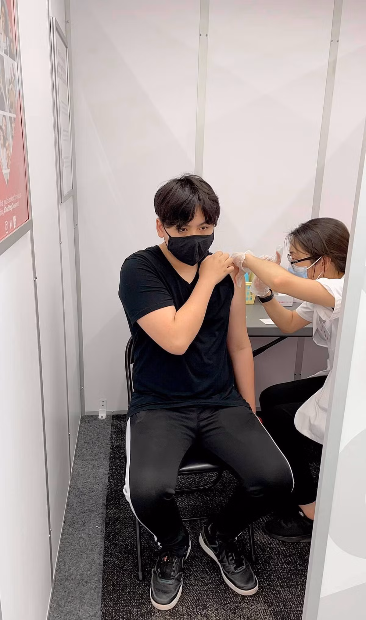 Trizzie Phương Trinh đưa Colin đi tiêm ngừa COVID-19.