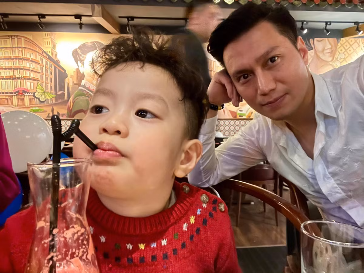 Diễn viên Việt Anh chia sẻ bức ảnh cùng cậu con trai con trai đáng yêu. Theo đó, vợ cũ của Việt Anh để lại bình luận "Đẹp như mẹ" và còn nhắn chồng cũ mua quà cho con. 