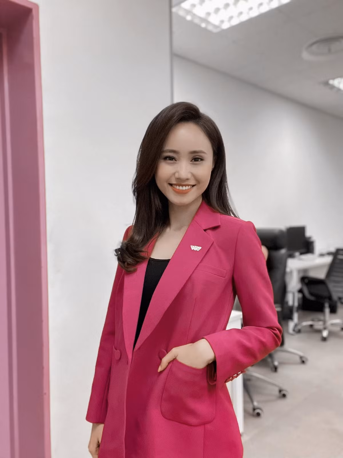 MC 'thời tiết' Xuân Anh xinh đẹp trước khi lên sóng. "Miền Bắc nắng ấm lên rồi các bác ạ, nhưng khô lắm! Độ ẩm trưa nay đa số là 26-35% thôi, nẻ hết cả mặt", cô thông báo. 