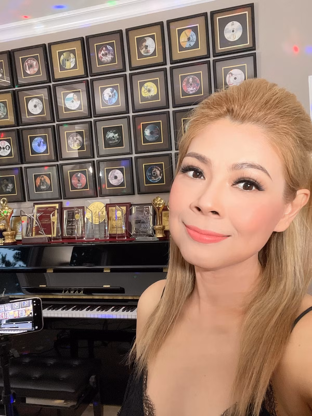 Thanh Thảo bên bộ sưu tập vô giá.