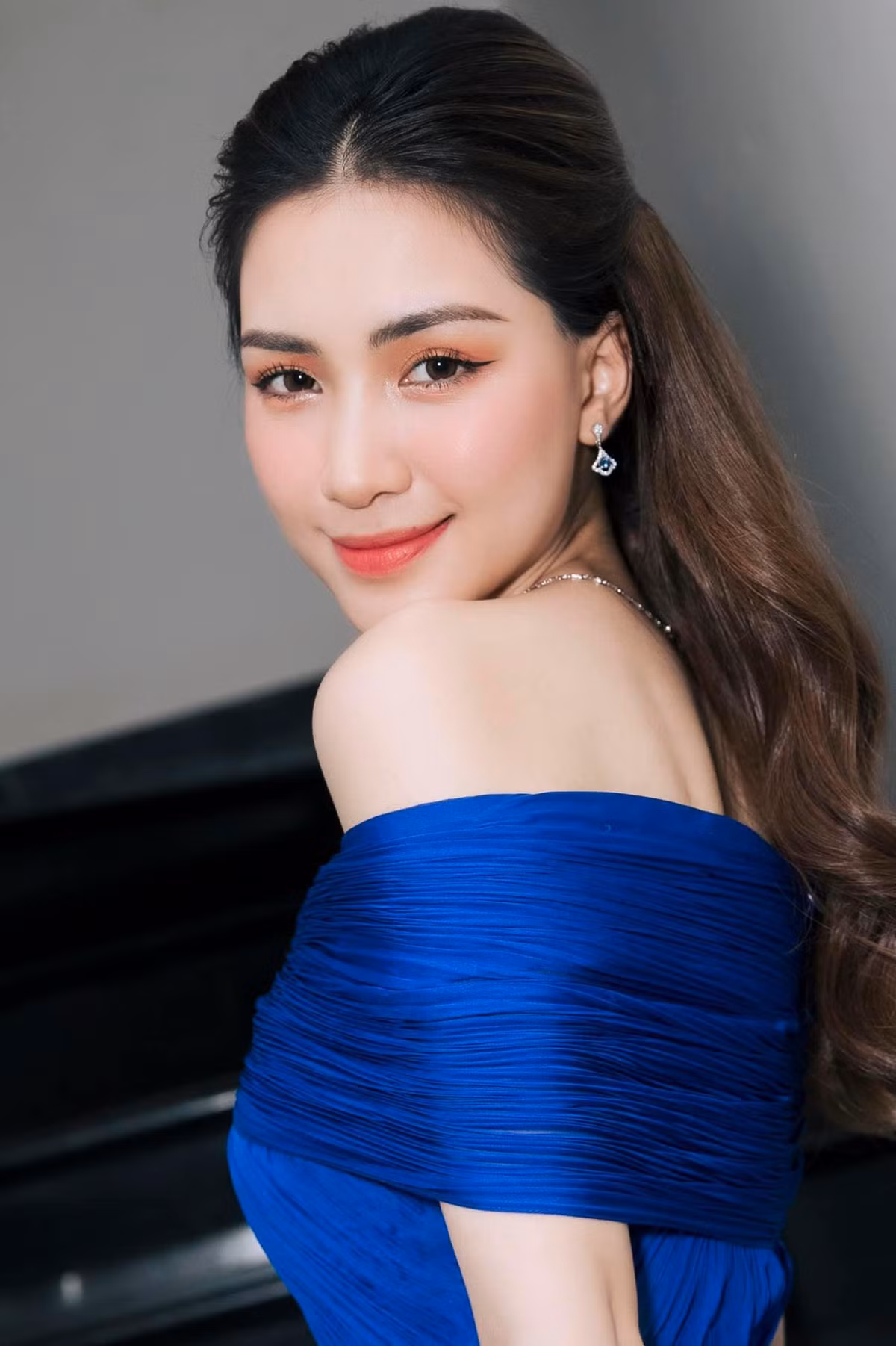 Hòa Minzy đề nghị fan thương yêu mình nhiều hơn.
