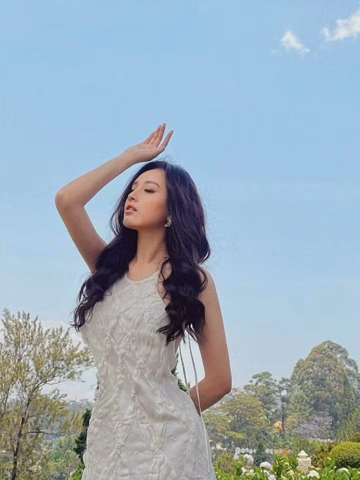Mai Phương Thúy yêu kiều giữa thiên nhiên.