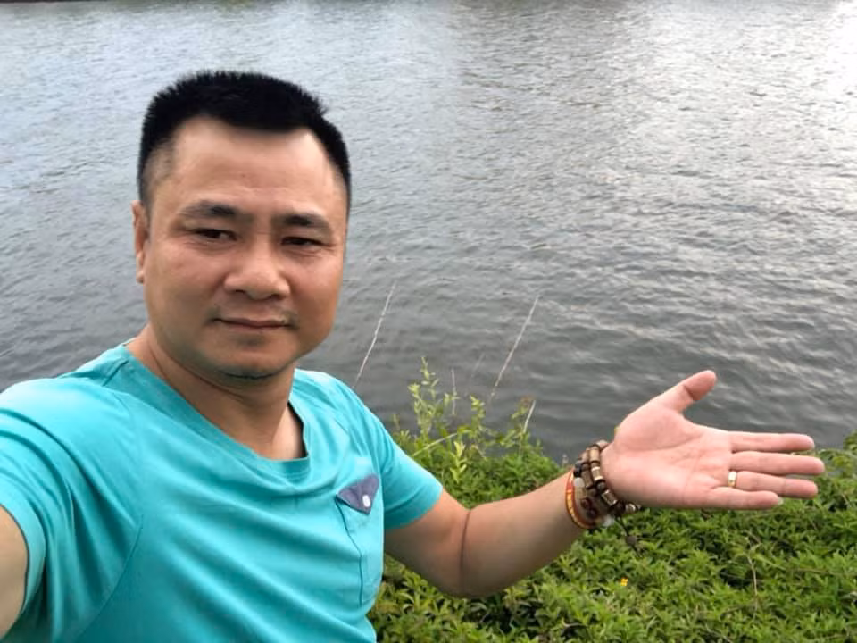 Tự Long triết lý khi ngắm sông: "Mặt sông phẳng lặng nhưng không phải là không có sóng. Hãy trân trọng những phút giây bình yên bên người thân và gia đình".