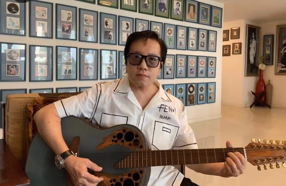 Elvis Phương tự hào khoe thành tựu ca hát là 50 album trong hơn 60 năm sự nghiệp.