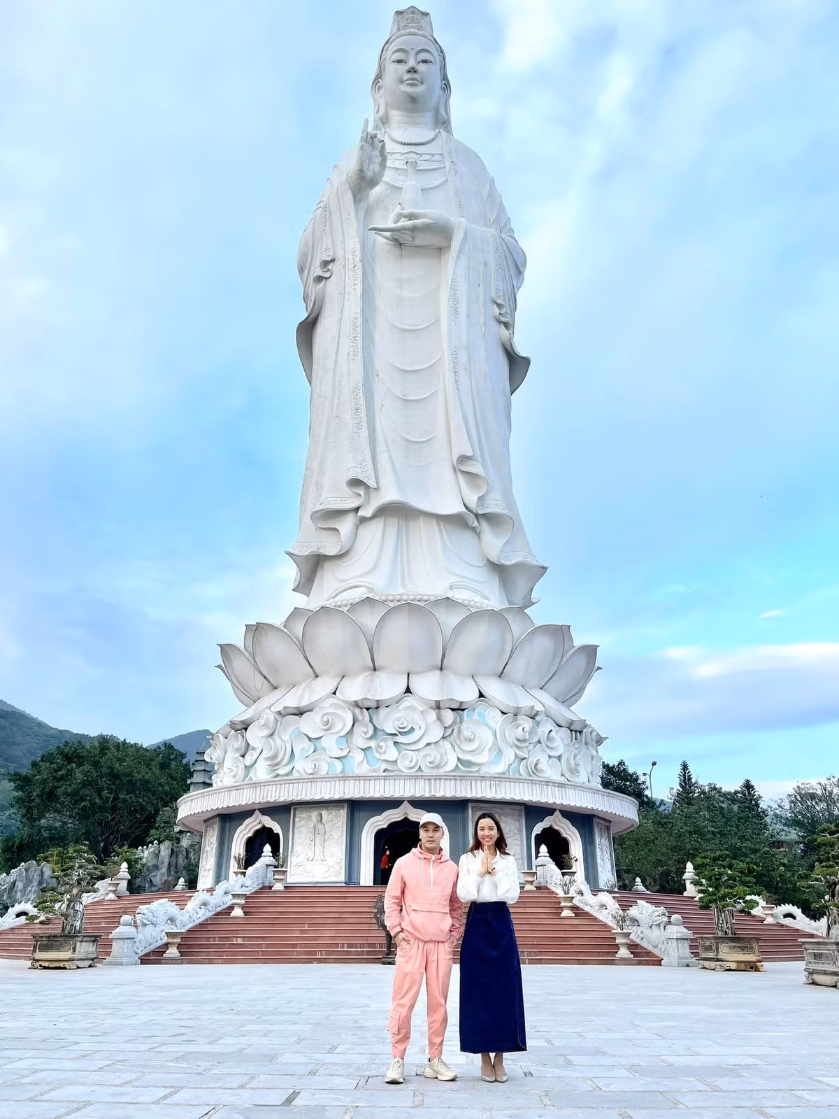 Vợ chồng Ưng Hoàng Phúc tới Đà Nẵng đi lễ những ngày cuối năm.