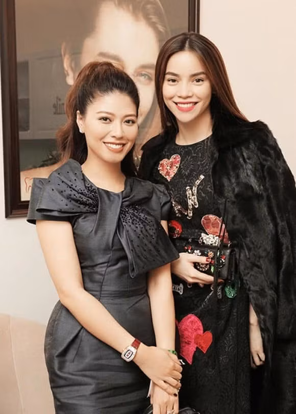 Hồ Ngọc Hà chia sẻ bức ảnh cùng BTV Ngọc Trinh để chúc mừng sinh nhật người bạn thân thiết.