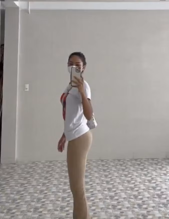 Nếu nhìn toàn cảnh thì trang phục của chân dài sinh năm 1992 dường như không có vấn đề gì bởi cô chọn loại quần co giãn dáng suông chứ không bó toàn bộ cẳng chân. Tuy nhiên, do quay qua gương ở sảnh tòa nhà nên phần bắp chân bị cắt mất, và nhìn ở góc quay này, màu nude của chiếc quần gần tiệp màu da người khiến nhiều người tá hỏa tưởng cô không mặc quần.
