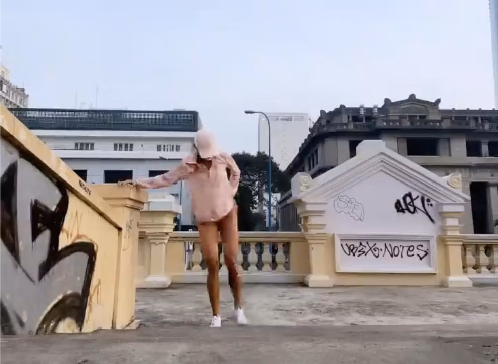 Dù đã cẩn thận chọn quần bó màu camel - loại màu an toàn hơn nhiều so với các loại màu nude thông thường thì trớ trêu thay, màu của quần ăn ý đến lạ với màu da của H'Hen Niê nên ở một vài khoảnh khắc, fan phải dụi mắt vì tưởng cô không mặc quần.