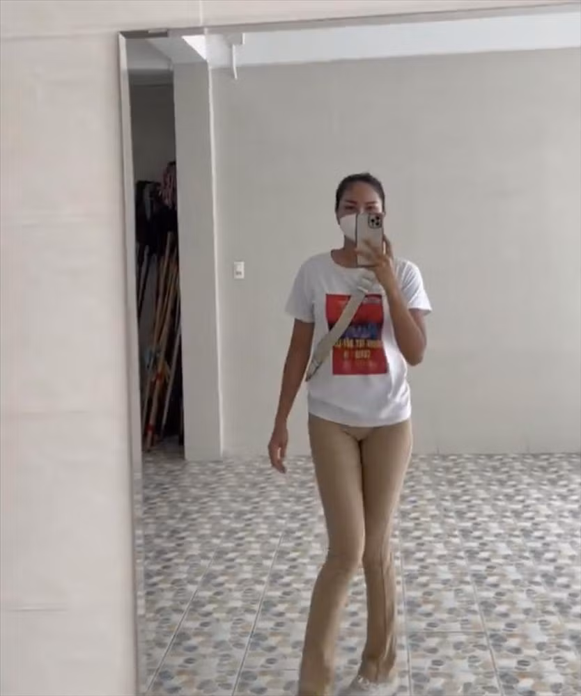 Độ bó của chiếc quần và độ ngắn của chiếc áo phông của nhóm tình nguyện kết hợp thành combo hơi kém duyên vì để lộ vùng nhạy cảm.