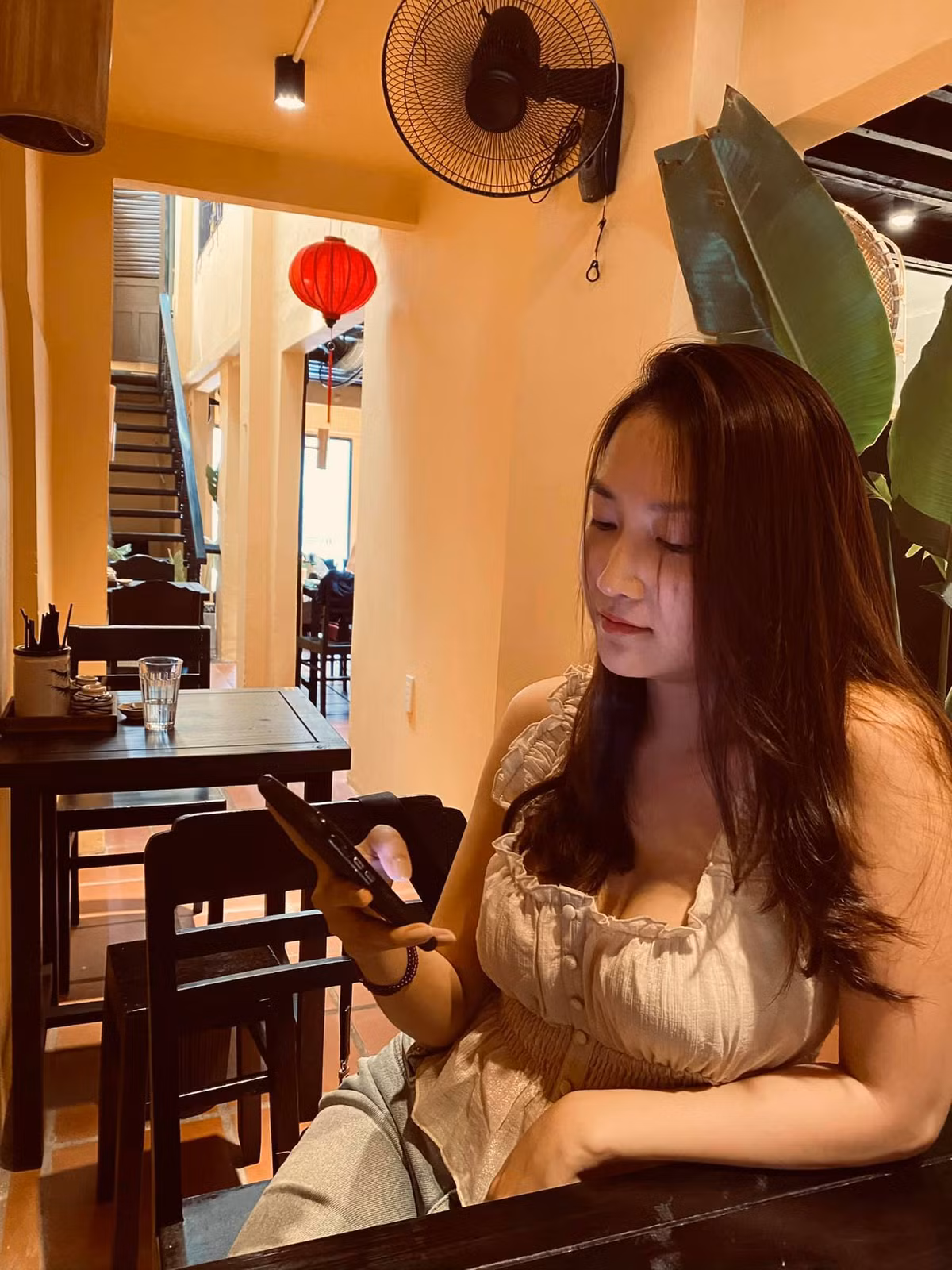 Vợ trẻ kém 17 tuổi của ca sĩ Lam Trường nhận được nhiều lời khen về nhan sắc. 