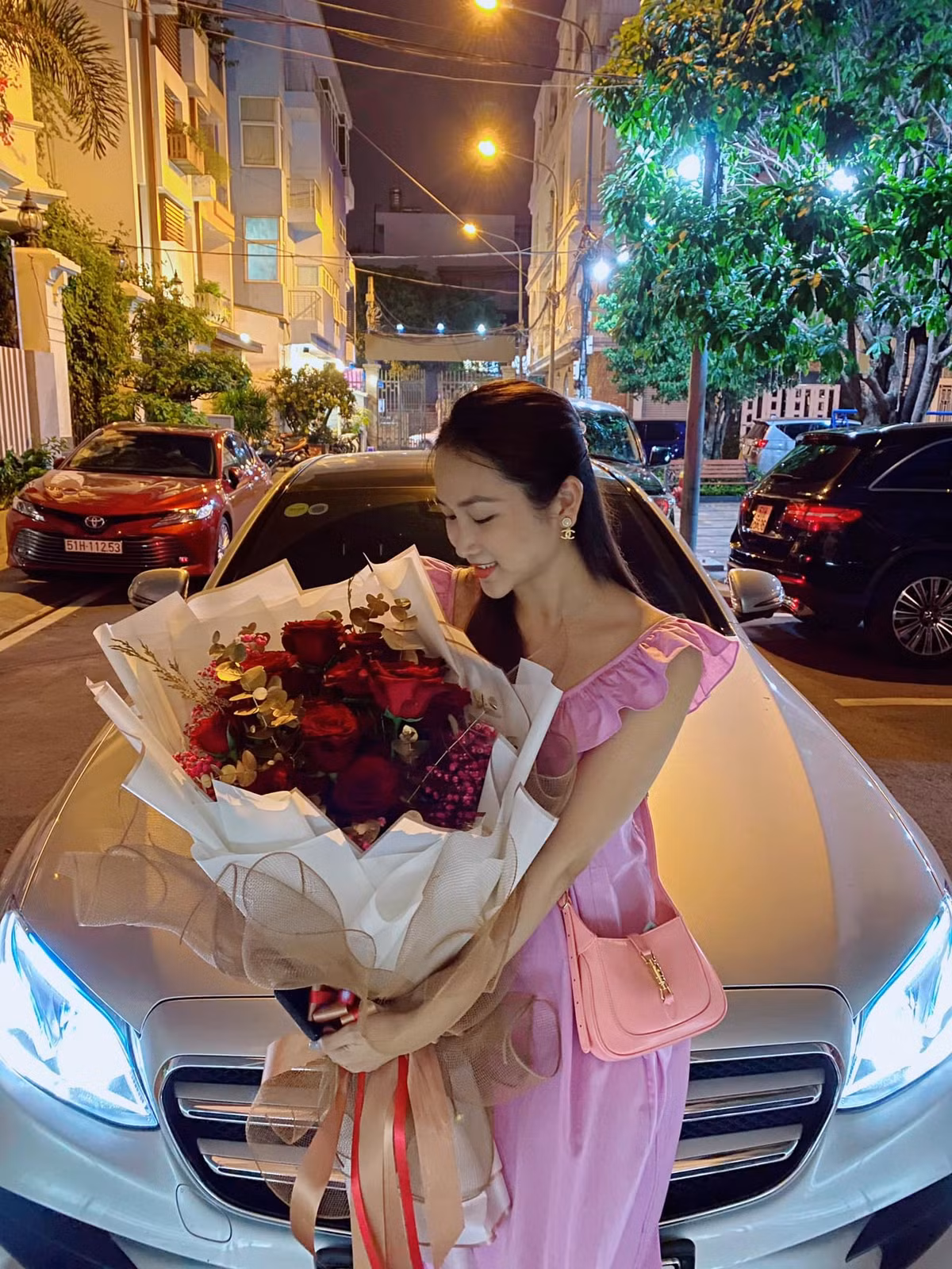 Thi thoảng, nam ca sĩ còn dành lời có cánh cho vợ như: "Bên em là biển rộng" khiến khán giả vô cùng thích thú và ngưỡng mộ.
