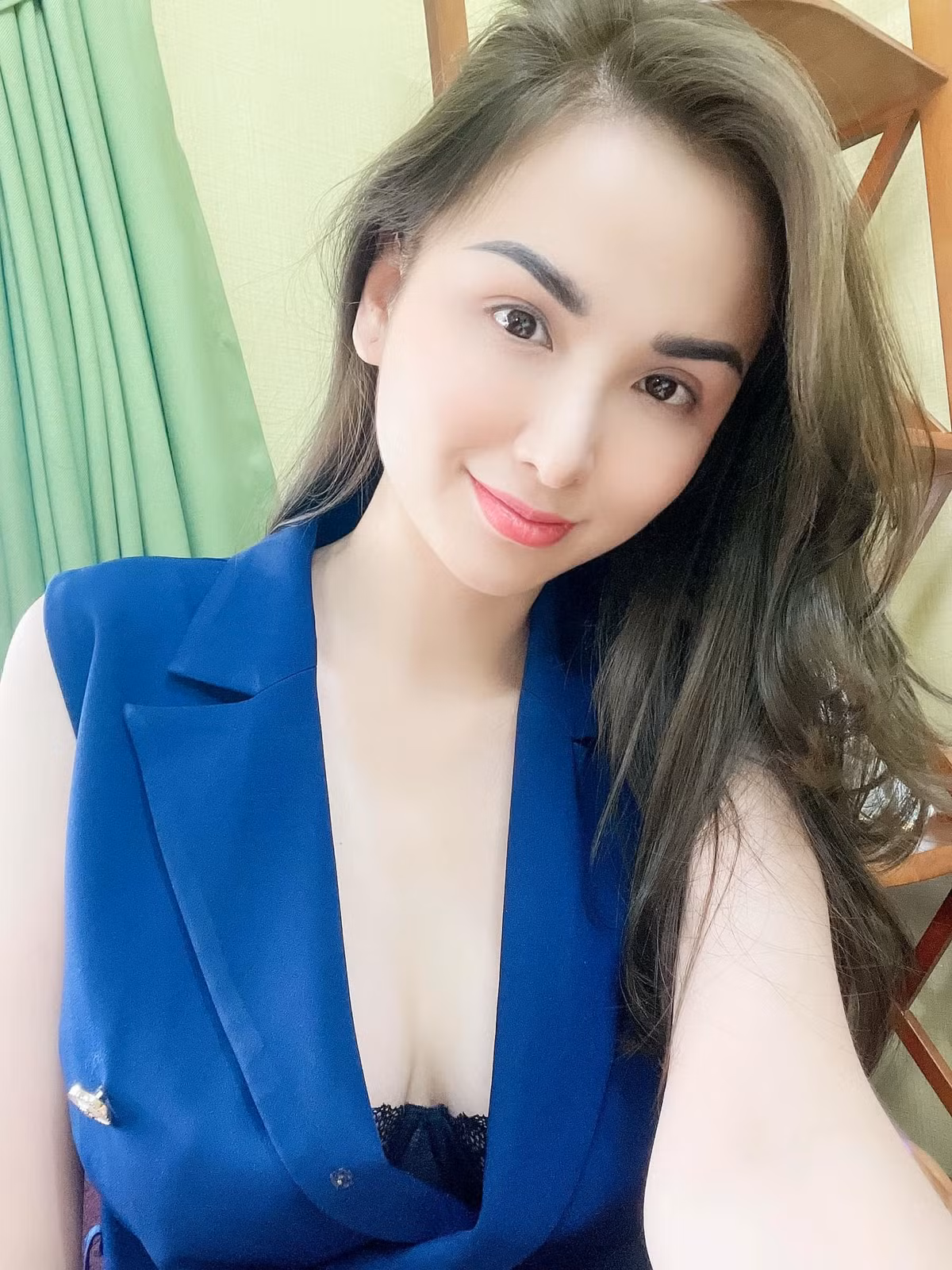 Diễm Hương mặc áo khoét sâu ngực.