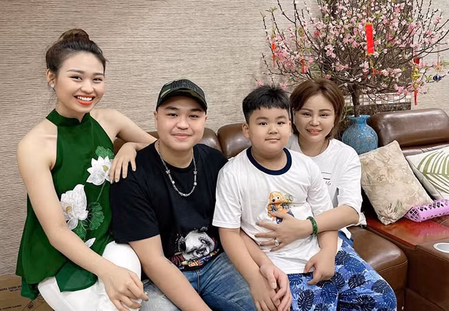 Nghệ sĩ Lê Giang khoe ảnh gia đình sum họp mừng sinh nhật cậu con trai út Luke Nguyễn.