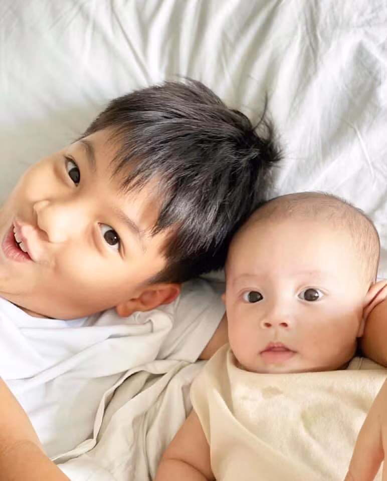 Mới 5 tháng tuổi, cặp song sinh nhà nữ ca sĩ Hồ Ngọc Hà sở hữu lượt theo dõi "khủng" nhờ biểu cảm hài hước, dạn dĩ trước ống kính.