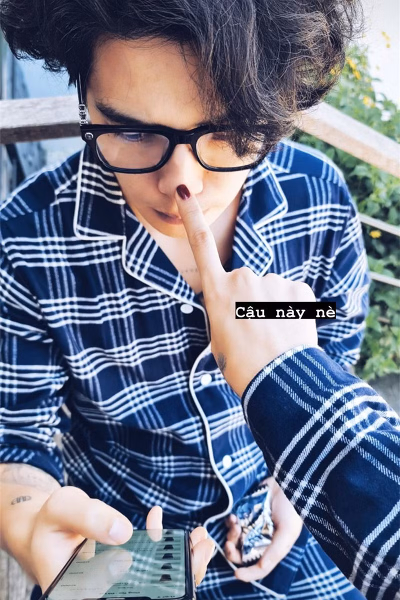Bàn tay của cô gái ở bên Huy Trần dùng nước sơn móng giống hệt Ngô Thanh Vân.