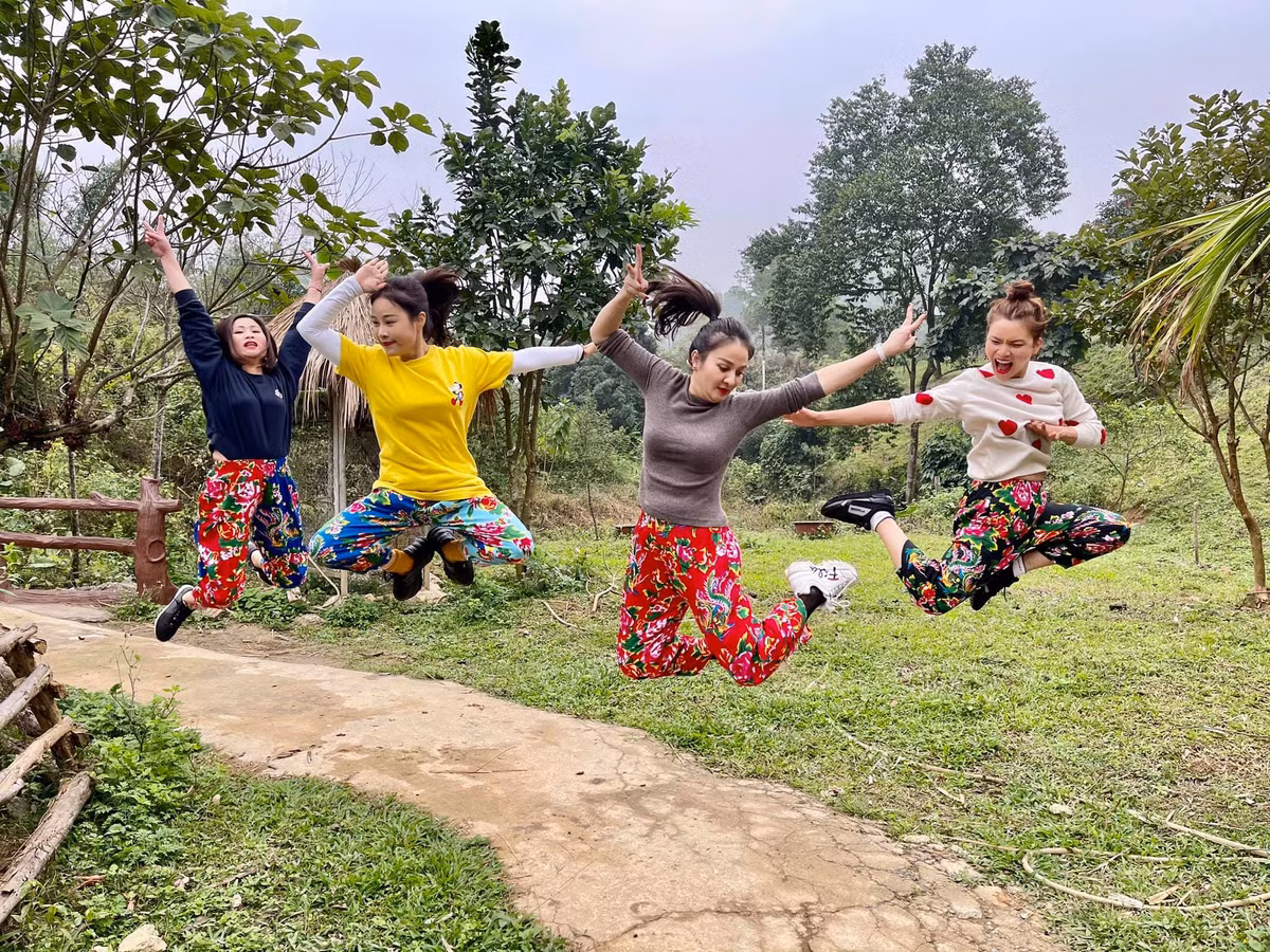 Ca sĩ Phạm Phương Thảo, vợ ca sĩ Việt Hoàn và 2 bạn thân vui vẻ ngày đầu năm.