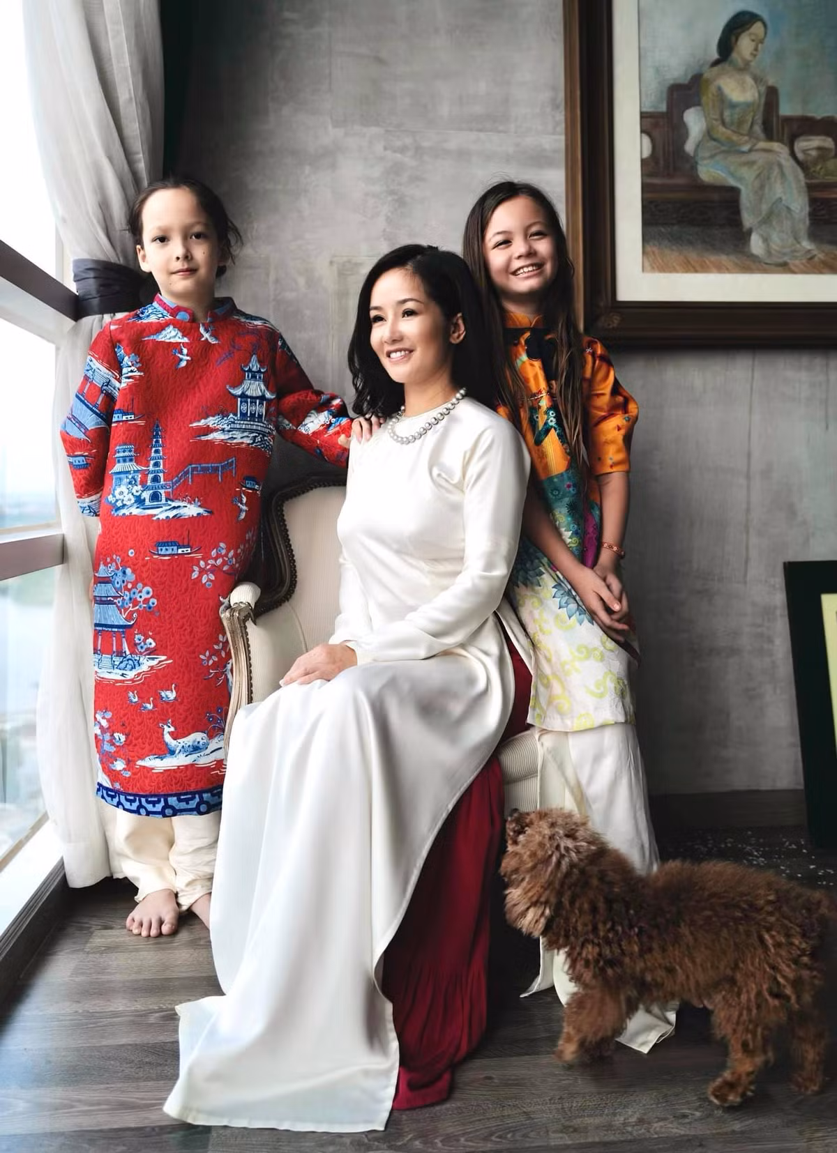 Diva Hồng Nhung nền nã bên 2 con gái.