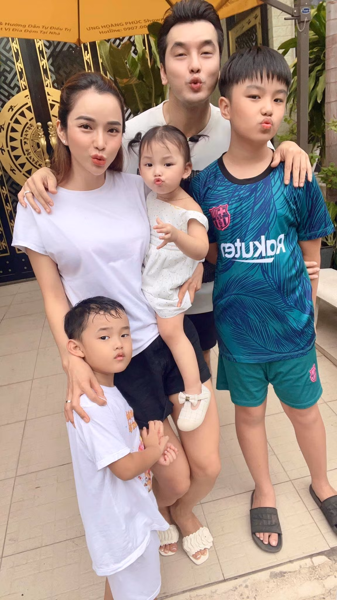 Gia đình Ưng Hoàng Phúc - Kim Cương quây quần bên nhau.