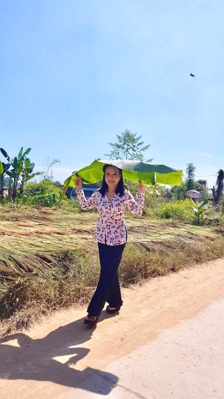 Nghệ sĩ Việt Hương 'đội nắng' ghi hình gameshow. Cô viết: "Nắng lắm ạ! Em vẫn bước tới".