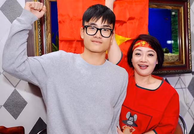 Diễn viên Trà My và con trai là fan của thầy trò HLV Park Hang Seo.