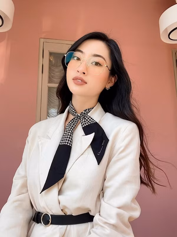Sau gần 3 năm đăng quang Miss World Vietnam 2019, Lương Thùy Linh tự tin khoe hình thể nóng bỏng trong các bộ ảnh. 