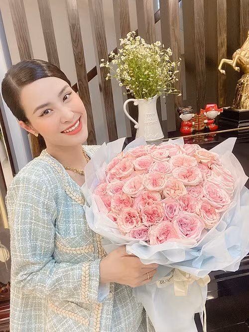 Ca sĩ Đông Nhi khoe được chồng tặng hoa nhân kỷ niệm 12 năm bên nhau.