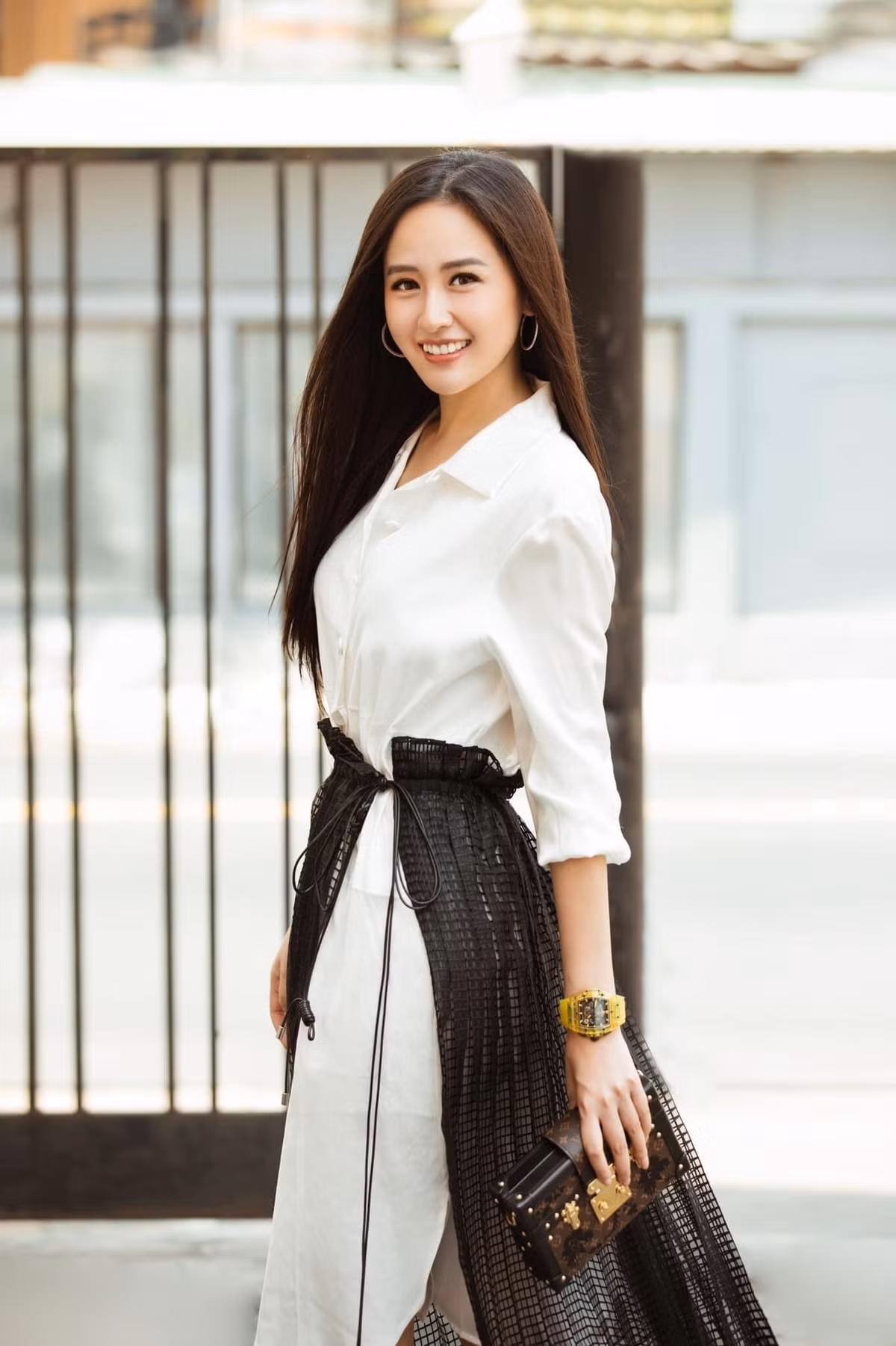  Mai Phương Thúy có những khoảnh khắc thả dáng trên đường phố Sài Gòn. Cựu Hoa hậu Việt Nam diện set đồ đen trắng cách điệu phối cùng phụ kiện hàng hiệu.