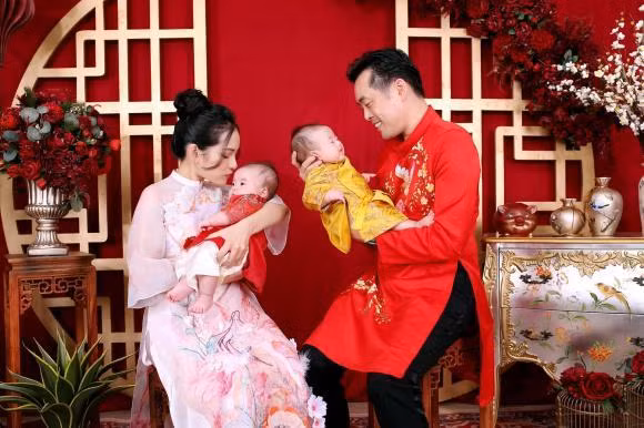 Bà xã Dương Khắc Linh nhập hội "nghiện con": "Hít 2 cuốn này thôi là phê cả ngày đó cô chú ơi".