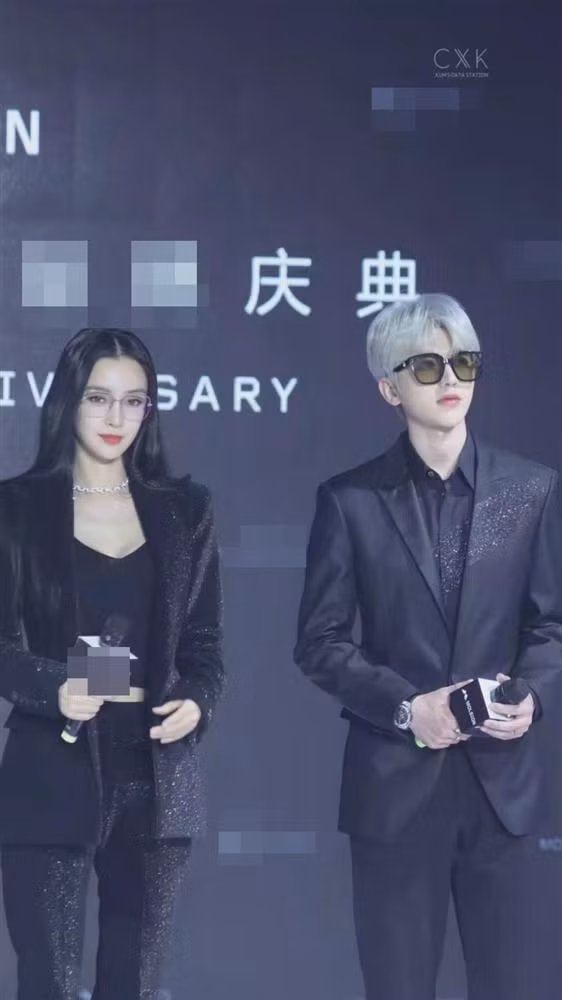 br/> Tối 7/1, Angelababy xuất hiện trong sự kiện của một thương hiệu mắt kính bên cạnh đàn em Thái Từ Khôn.