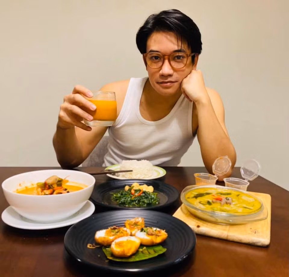 Samuel An ăn tối thịnh soạn một mình tại nhà.