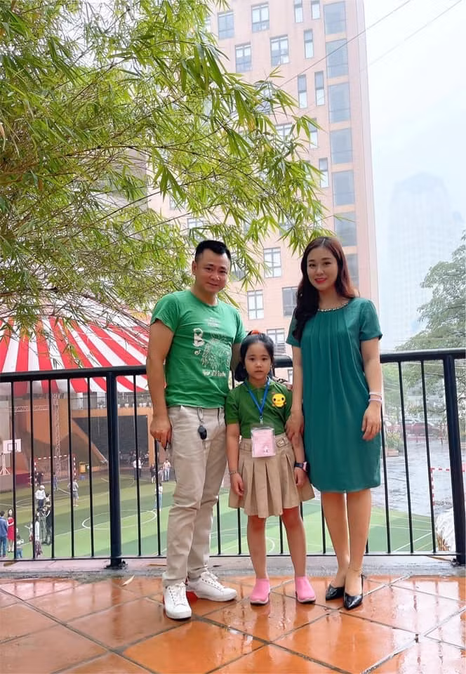  NSND Tự Long khoe khoảnh khắc cùng bà xã dẫn con đi thi lớp một. Dù bận rộn công việc, vợ chồng nam nghệ sĩ vẫn ưu tiên cho việc chăm sóc và đồng hành cùng con gái.
