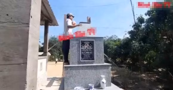 Xót xa bố mẹ Vân Quang Long thẫn thờ bên mộ phần con trai - Hình 4 Xot xa bo me Van Quang Long than tho ben mo phan con trai-Hinh-4