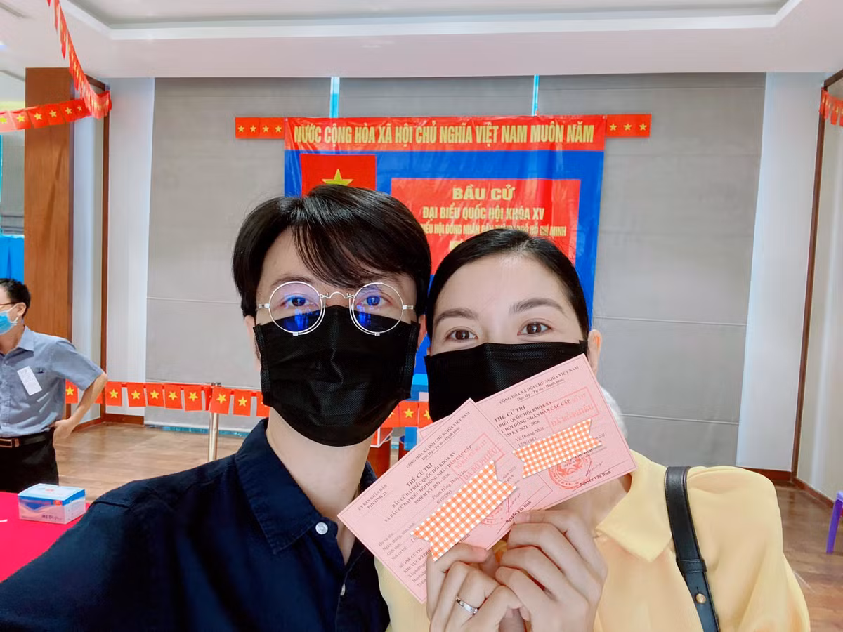 Vợ chồng Thúy Vân đi bầu cử vẫn tình tứ.