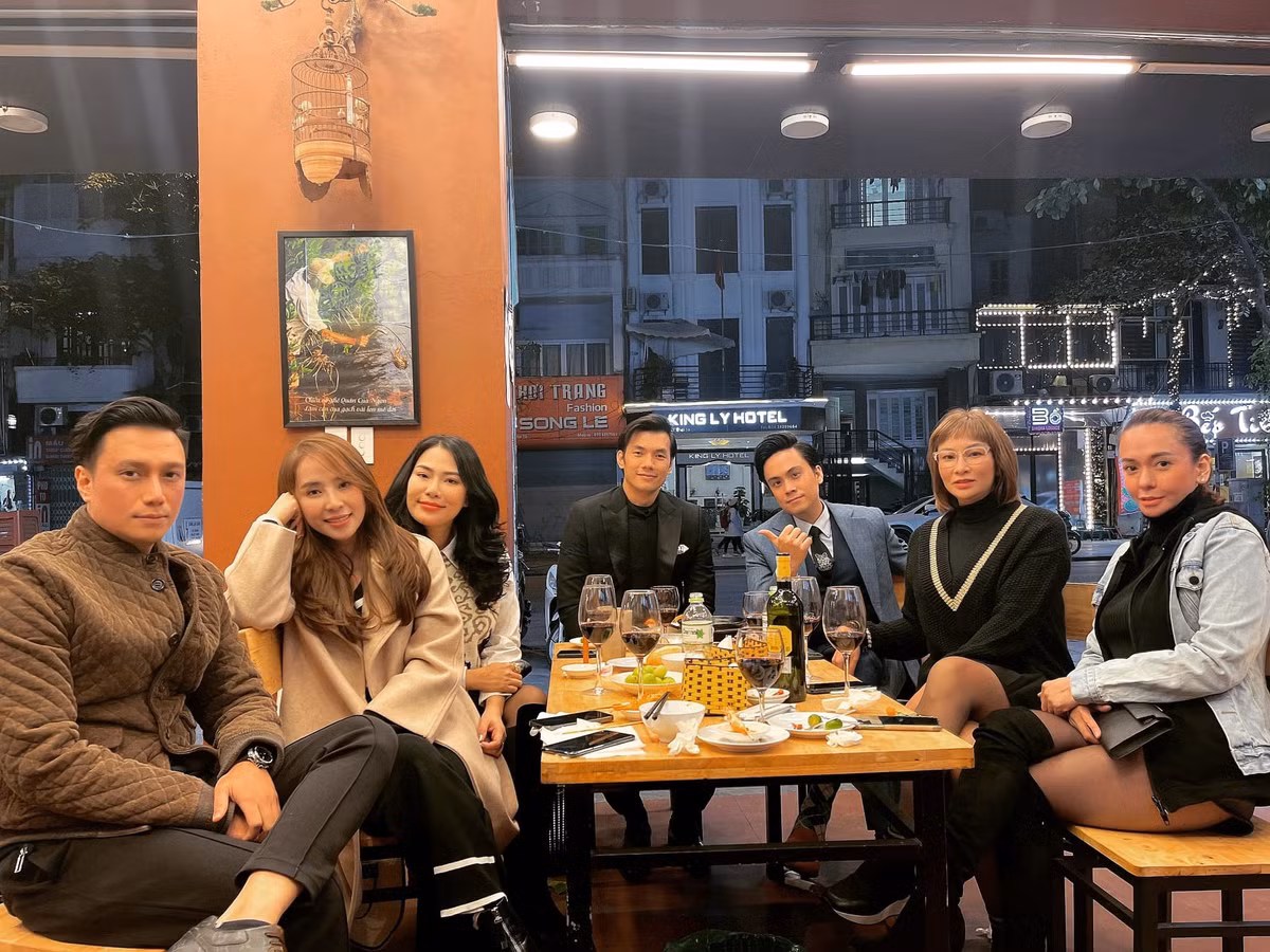 Việt Anh ngồi cạnh Quỳnh Nga trong tiệc cuối tuần cùng bạn bè thân thiết.