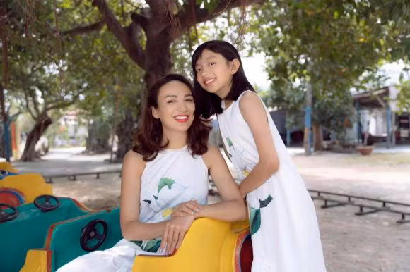 Hoa hau Ngoc Diem co ban trai sau 9 nam ly hon