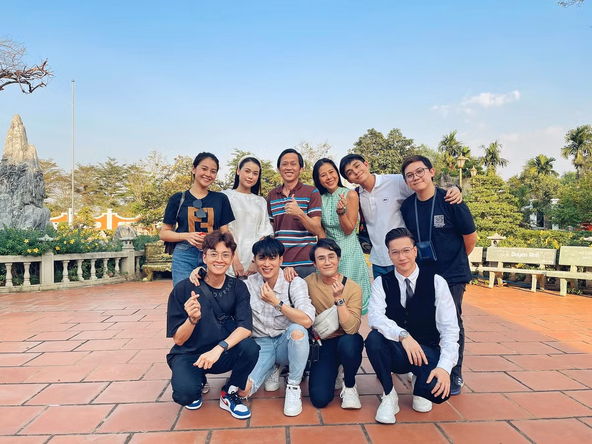 Nhóm nghệ sĩ trẻ Ngô Kiến Huy, Jun Phạm, Nam Thư... viếng đền thờ Tổ nghiệp của danh hài Hoài Linh.