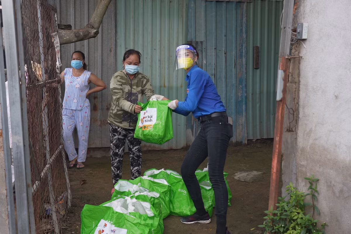 H'Hen Niê say sưa làm tình nguyện.