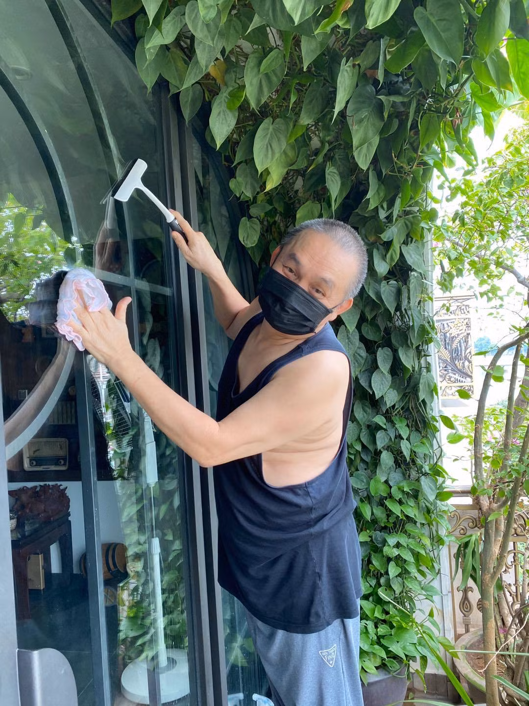 Xuân Hinh vệ sinh nhà cửa.