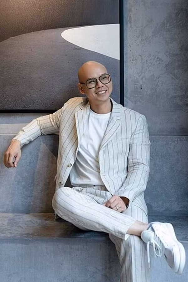 Sao Việt hôm nay 27/6: Phan Đình Tùng U50 nhưng phong độ, thân hình cơ bắp. Anh chia sẻ bí quyết giúp mình trẻ mãi là luôn mỉm cười, vui vẻ và sống thật lạc quan.