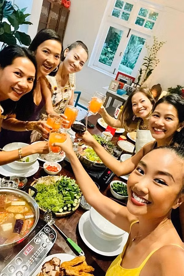 Đoan Trang tranh thủ tụ tập cùng Bằng Lăng, Thu Minh và những người bạn khi đã ổn định cuộc sống tại Singapore.