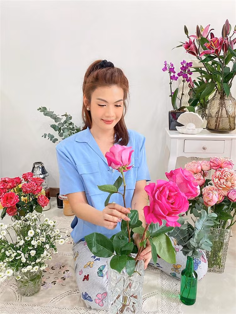 Sau thời gian theo đuổi hình ảnh unisex (phi giới tính), Đào Bá Lộc khoảng 1 năm trở lại đây gần như chuyển hẳn sang phong cách nữ nhi. Nam ca sĩ nuôi tóc dài, ăn mặc và trang điểm điệu đà hơn. Trong bức ảnh cắm hoa mới chia sẻ, Đào Bá Lộc khiến nhiều đồng nghiệp và khán giả phải ngỡ ngàng vì quá xinh đẹp. "Ủng hộ tiểu nữ một nhành hoa chứ. Mùa này tiểu nữ và gia quyến chỉ toàn ăn mì tôm", giọng ca 9X dí dỏm viết kèm.