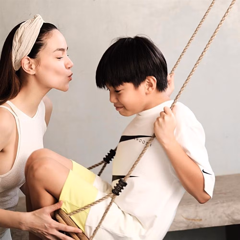 Ở tuổi 11, Subeo phổng phao thấy rõ và ra dáng anh lớn trong nhà. Theo ca sĩ Hồ Ngọc Hà tiết lộ, nhóc tỳ rất yêu thương, quan tâm các em. Chỉ cần Lisa hay Leon khóc là Subeo sẽ dừng ngay những việc đang làm, chạy tới ôm hôn, dỗ dành.