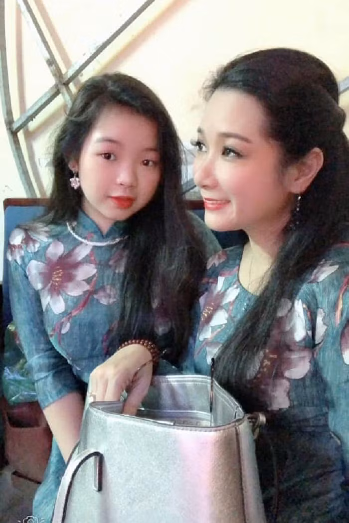 Nghệ sĩ Thanh Thanh Hiền từng tiết lộ ca sĩ Chế Phong rất cưng chiều các con riêng của mình. Có lẽ cũng chính vì điều đó, con gái Thanh Thanh Hiền luôn coi Chế Phong như bố ruột của mình.