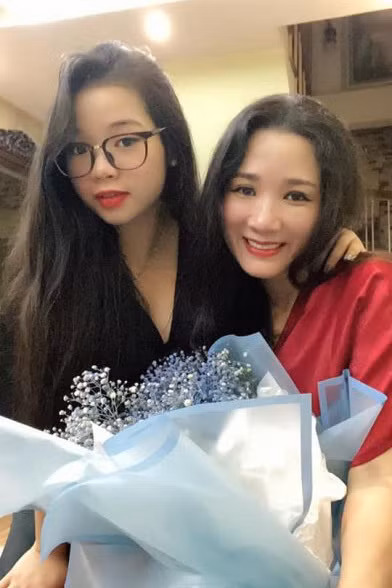 Con gái út - bé Tấm là người cận kề với tôi, Tấm chia sẻ rất nhiều những điều nhỏ nhặt trong cuộc sống, từ miếng ăn, nước uống, giấc ngủ. Bạn ấy cận kề bên tôi trong những giấc ngủ trằn trọc và giật mình của tôi. Tấm an ủi tôi nhiều. Bạn ấy bảo tôi: "Mẹ hãy coi đây là một bài toán mà mẹ giải giải sai đáp số, bây giờ mẹ giải lại".