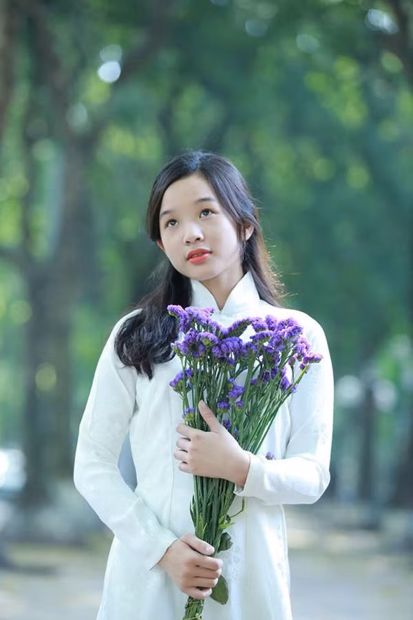 Con gái lớn của Thanh Thanh Hiền tên là Tú Linh, sinh năm 1999 và từng là Hoa khôi của trường THPT Phạm Hồng Thái. Tú Linh sở hữu nhan sắc khá thanh tú, xinh xắn và đang sang Mỹ du học. Hiện tại, con gái lớn của Thanh Thanh Hiền đang theo học chuyên ngành Computer Science (Khoa học máy tính) tại Đại học Maryland.