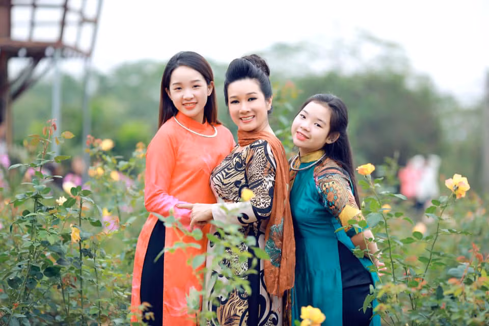 Tú Linh - Thái Phương đều đã lớn và xinh xắn. Trong khi cô em Thái Phương vẫn còn những nét tinh nghịch, lém lỉnh thì cô chị Tú Linh khá ra dáng thiếu nữ, thừa hưởng nhan sắc xinh đẹp từ mẹ.