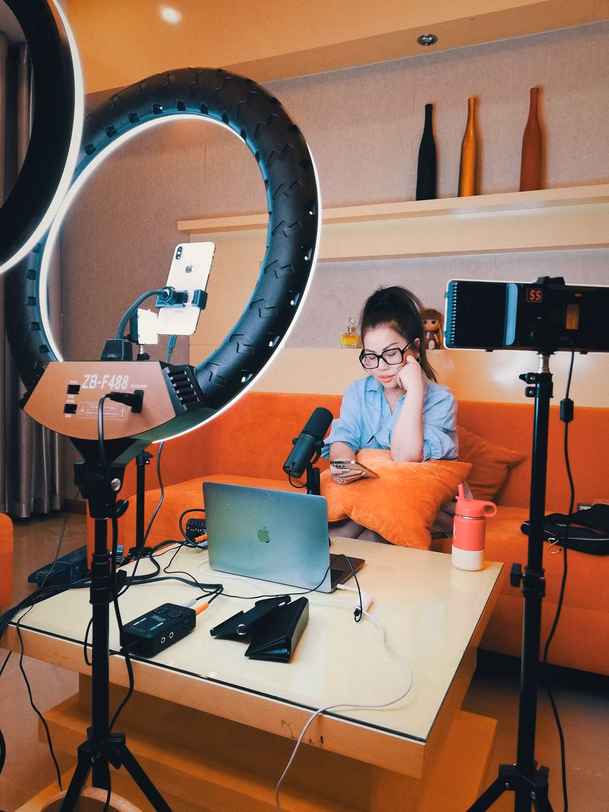 Minh Tuyết "bày trận" mỗi khi livestream hát tặng khán giả.