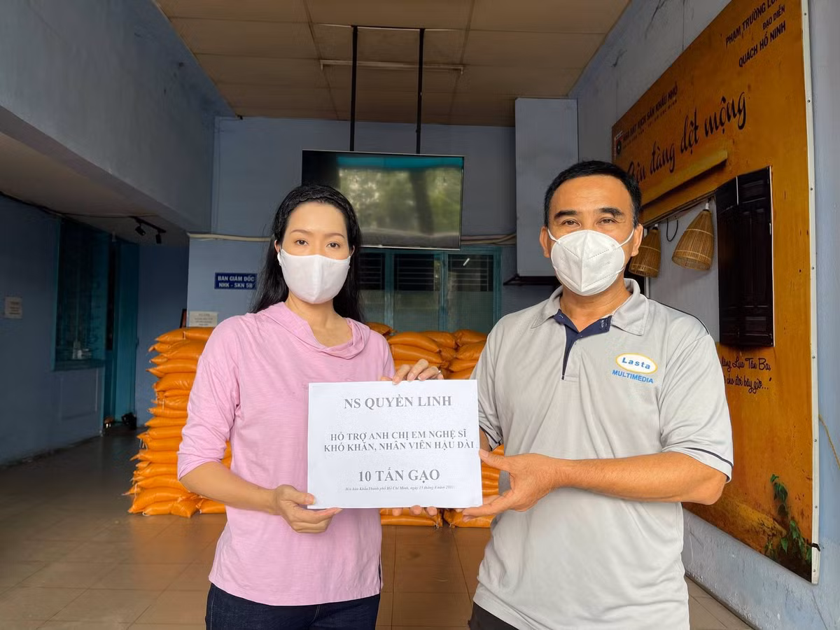 Trịnh Kim Chi đại diện Hội Sân khấu TP.HCM nhận 10 tấn gạo từ Quyền Linh.