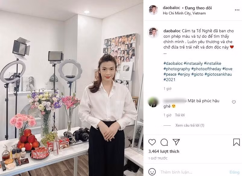 br/> Từ trước đến nay dù là đi Giỗ Tổ Nghề ở đâu, Đào Bá Lộc cũng đều lên đồ rất chỉn chu chưa từng mắc sai lầm thời trang và ngay cả khi ở nhà anh cũng vậy. Tuy nhiên, lần này, Lộc chơi lớn khi diện áo sơ mi sơ vin cùng chân váy dài tông đen - trắng rất thanh lịch. Giọng ca Sài Thành còn tạo dáng rất Hoa hậu.